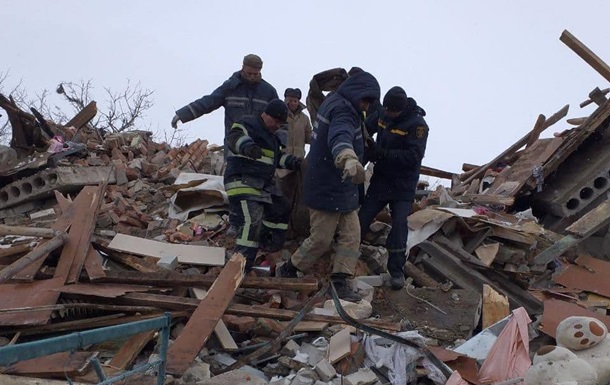 Внаслідок руйнування житлового будинку під завалами загинули чотири людини: дві жінки та двоє дітей. 5-річній дівчинці вдалося вижити.