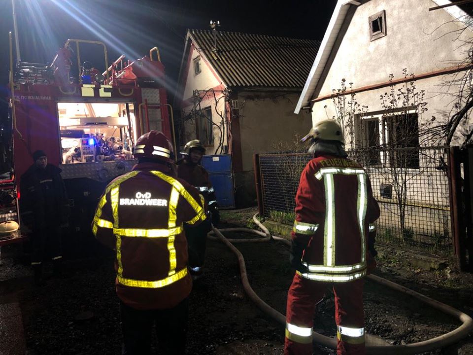 21 марта в 20:40 к спасателям поступило сообщение о пожаре на ул. Вайды, что в г. Хуст.