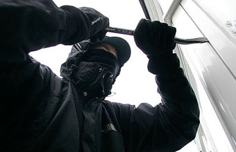 Сотрудники криминальной полиции Береговского отдела раскрыли кражу из частного дома в райцентре.