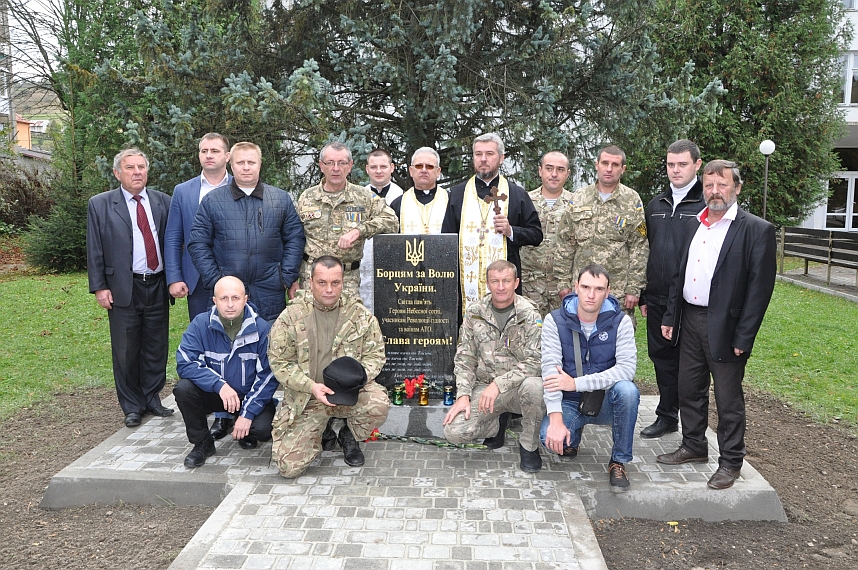 Напередодні свята Дня захисника України у Волівці відбулося урочисте відкриття меморіального пам’ятного знаку на честь загиблих під час Революції Гідності та Героям, які  загинули на Донбасі.