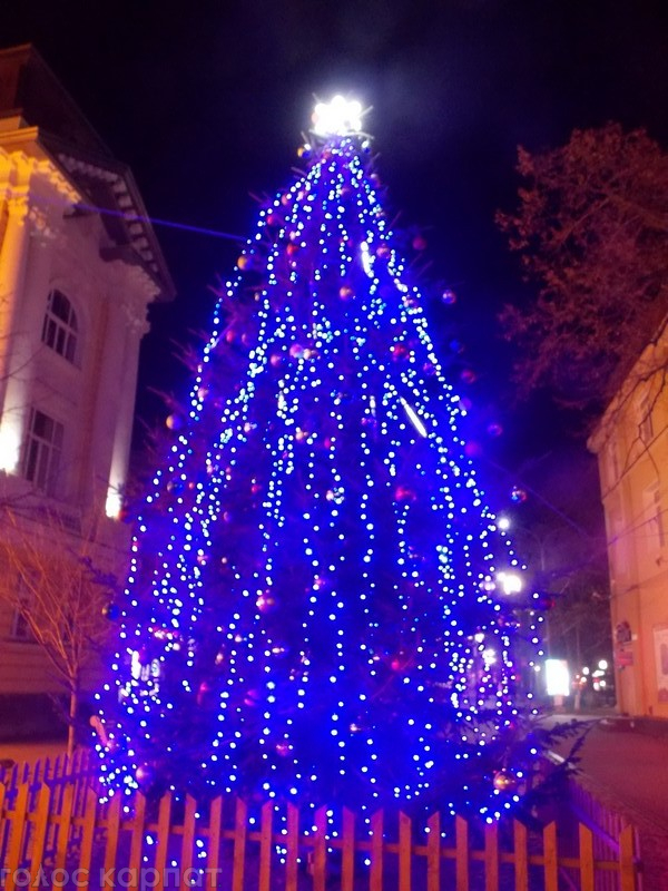 Голос Карпат писав сьогодні, що у місті Берегово почали прикрашати новорічну ялинку.