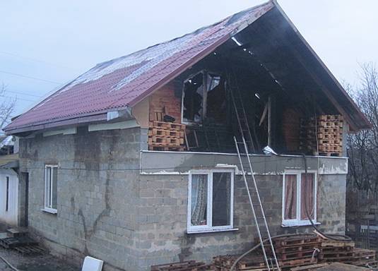 Мукачівець підпалив співмешканку та її дітей / ФОТО