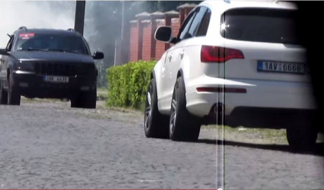 Чеська поліція шукає машини, які з’явилися на кадрах, знятих в Мукачеві на заході України під час перестрілки прихильників “Правого сектора” з місцевими правоохоронними службами.