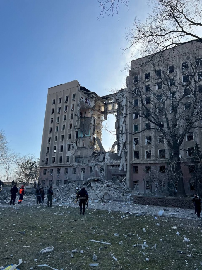 Російські війська вранці 29 березня вдарили по Миколаєву, пробили наскрізь будівлю Миколаївської обласної державної адміністрації.

