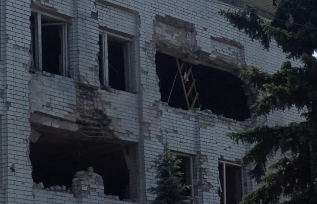 Також один чоловік був поранений під час артобстрілу села Луганське.
