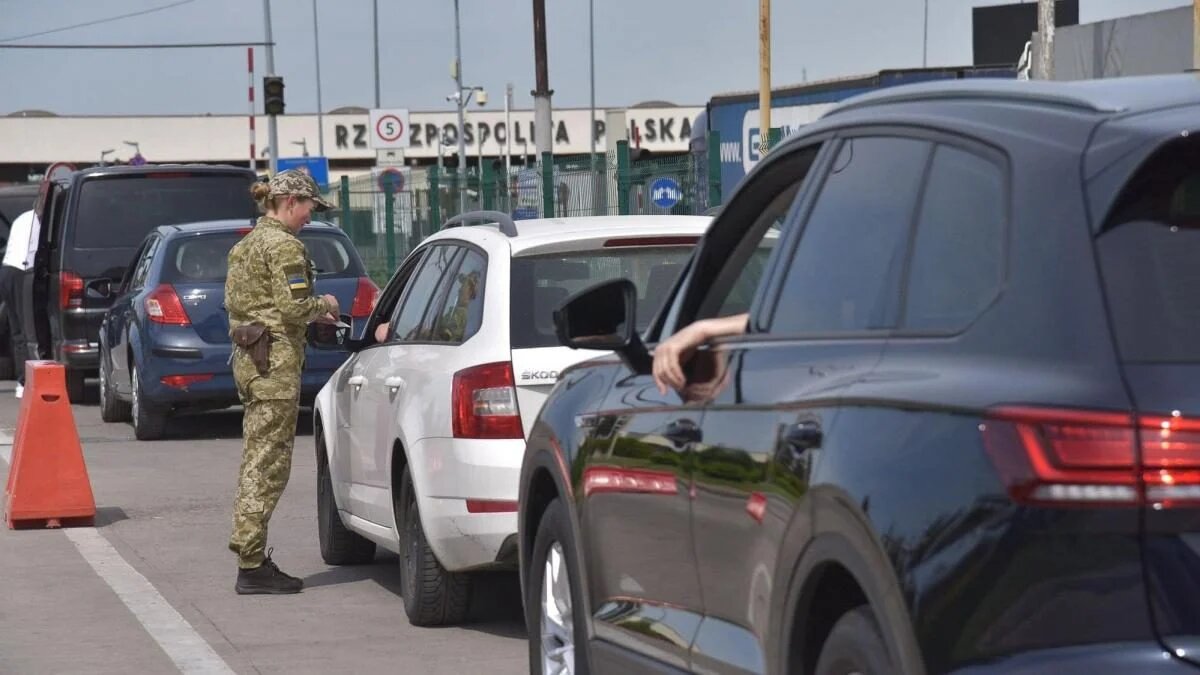 В Україні змінилися правила перетину державного кордону громадянами України під час дії воєнного стану.