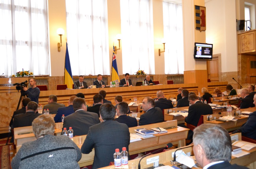 У четвер, 22 лютого, у сесійній залі Закарпатської обласної ради розпочалось перше пленарне засідання 10-ї сесії сьомого скликання. На порядку денному – 39 питань.