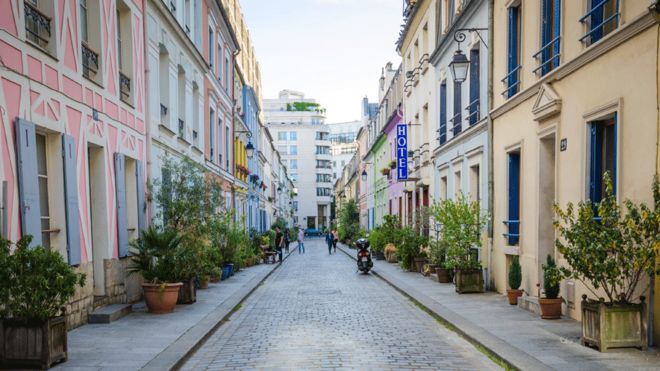 Одна з паризьких вуличок стала справжнім хітом соцмереж - її фотографії публікують тисячі користувачів Instagram.

