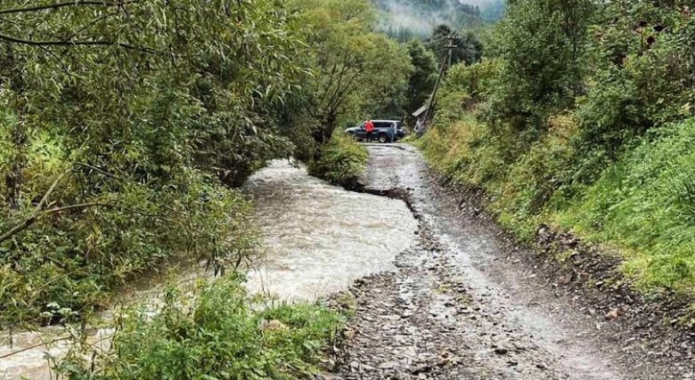 У селі Лопушне через підняття рівня води 1 вересня рзмило дорогу. Роботи з відновлення розпочнуть наступного тижня.