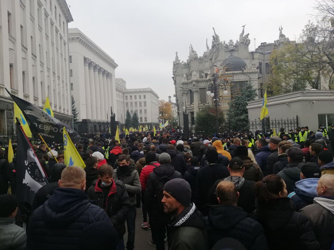 У центрі Києва знову протестують власники авто на єврономерах -  вимагають доступного розмитнення.