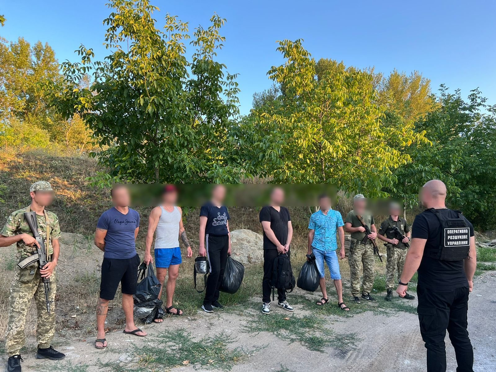 Військовослужбовці відділів «Вилок» і «Лужанка» затримали перевізника разом із чотирма чоловіками призовного віку поблизу українського кордону.