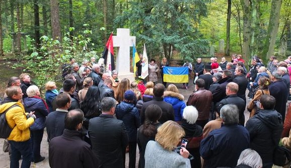 У Мюнхені відбулося урочисте освячення відновленого пам'ятника на могилі лідера Організації Українських Націоналістів Степана Бандери.
