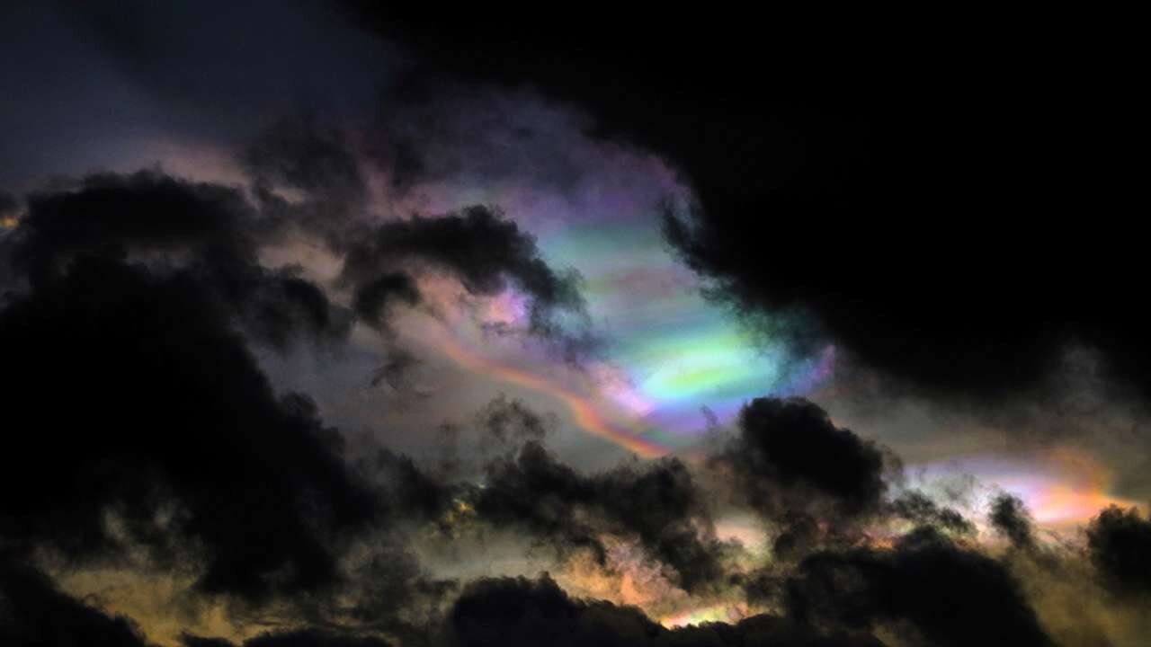 Очевидці опублікували дивовижні знімки хмар незвичайної форми і незвичних кольорів


