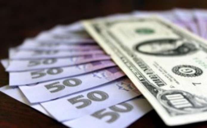Національний банк зміцнив американську валюту на дев'ять копійок, до 27,25 гривень за долар, а євро - майже на 20 копійок, до 31,03. 
