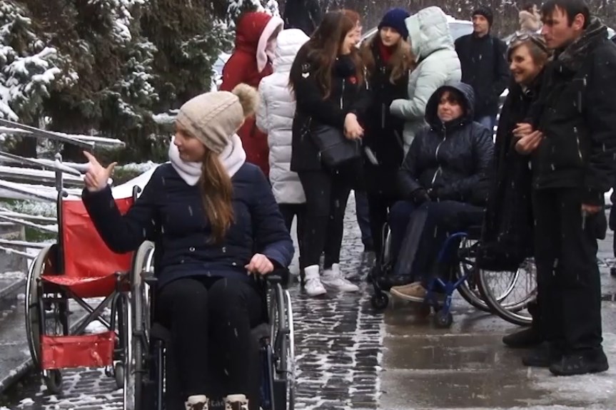 Сьогодні в Ужгороді на площі Поштовій відбулася акція «Я можу і ТИ можеш», присвячена Міжнародному дню людей з інвалідністю. 