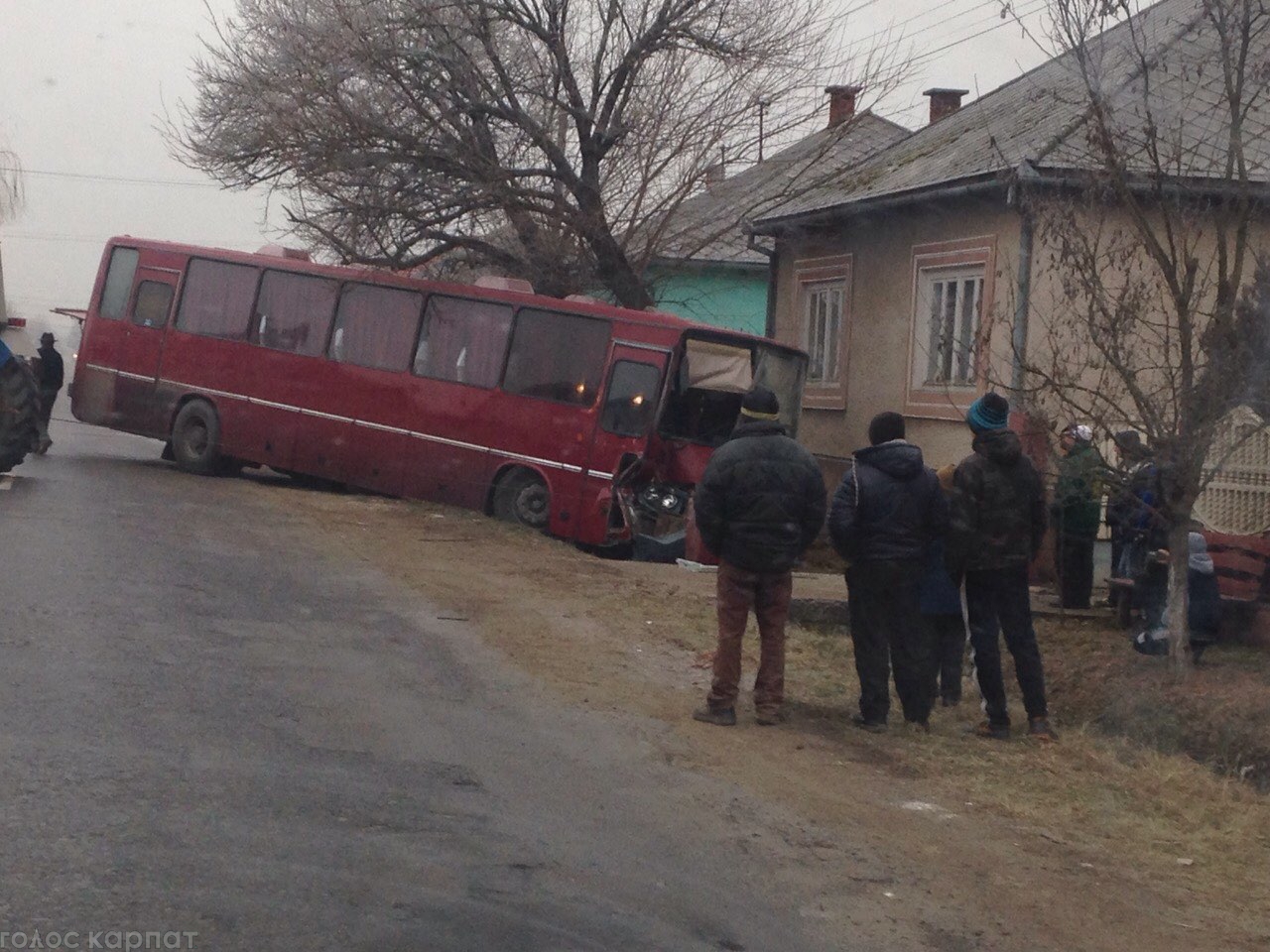 Пасажирський автобус УЖГОРОД - ЧЕРНІВЦІ потрапив у ДТП біля Вилока / ВІДЕО, ФОТО