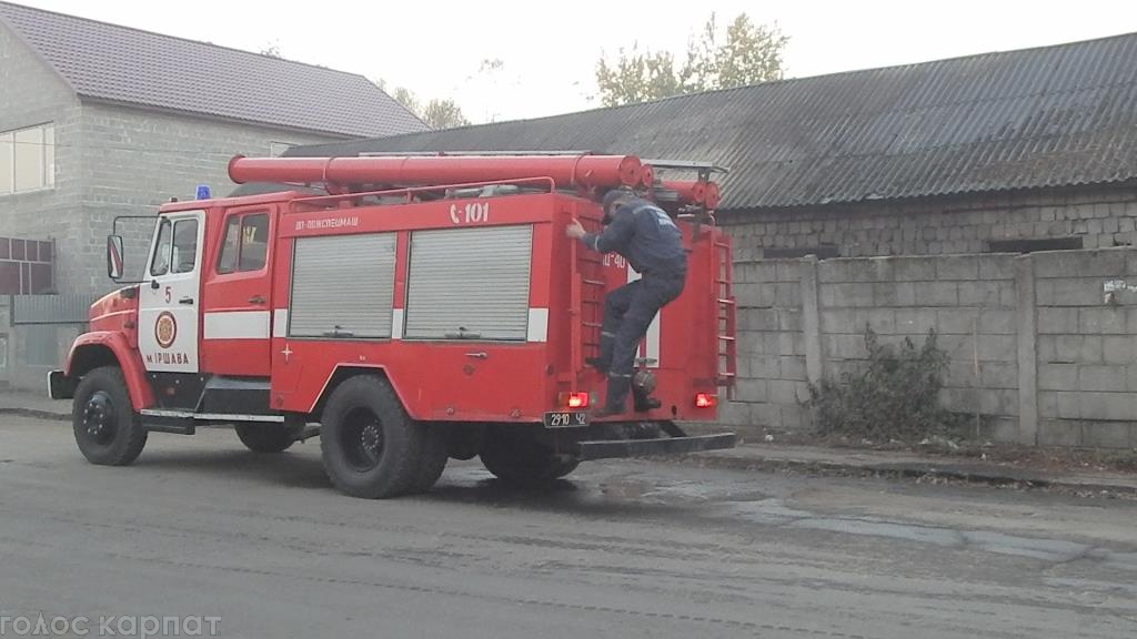 Сьогодні ввечері до пожежної частини Іршави надійшло повідомлення від місцевих жителів, про велику пожежу по вулиці Богдана Хмельницького.