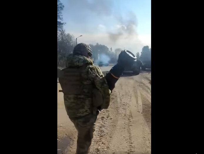 На видео видно горящее снаряжение российских военных, которое атакуют украинские боевые машины и пехотинцы.