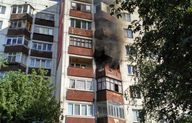 25 серпня о 16:18 до Служби порятунку «101» надійшло повідомлення про загорання на балконі  квартири  на п’ятому поверсі дев’ятиповерхового житлового будинку.