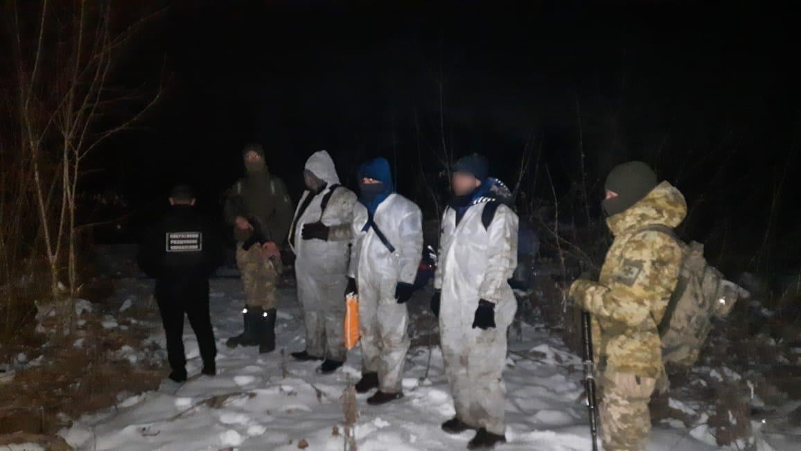 Трое нелегальных мигрантов, пытавшихся пересечь украинско-румынскую границу, были задержаны в ту ночь пограничниками Мукачевского отряда.