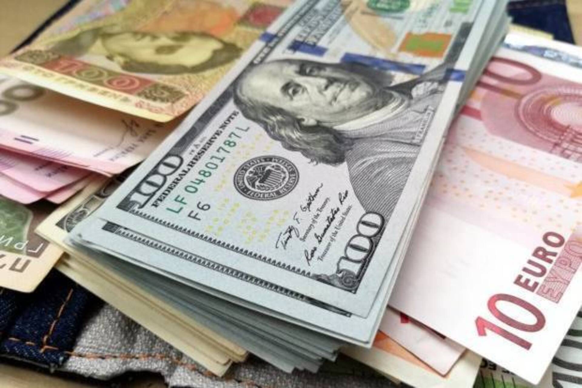 Курс валют на 28 квітня: що відбувається з доларом, євро та злотим у понеділок