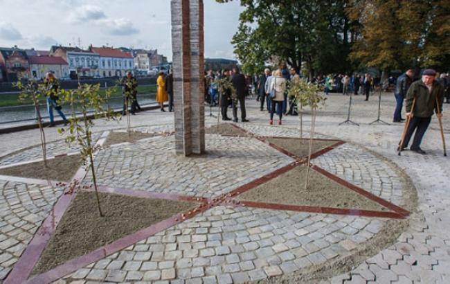 У п’ятницю, 12 жовтня, о 12.00 відбудеться відкриття оновленого пам’ятника жертвам Голокосту, який встановлено біля приміщення Закарпатської обласної філармонії (колишньої синагоги). 