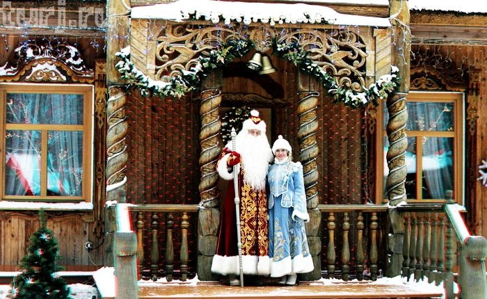 Сайт главного белорусского Деда Мороза отсылает посетителей в сказочную резиденцию в Беловежской пуще, а на Ближний Восток - песней арабском и утверждению 