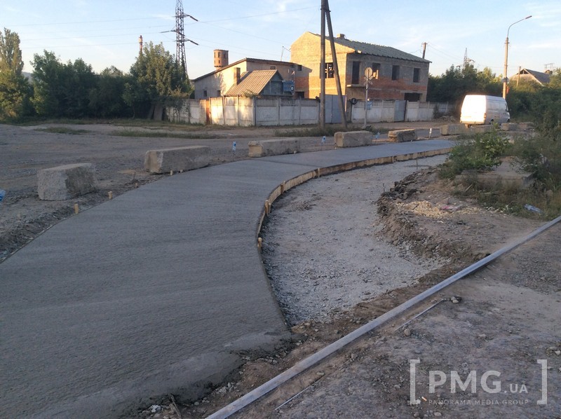 Останні кілька днів місцеві жителі спостерігають ремонт об’їзної дороги Мукачева, яку раніше було важко подолати без пошкоджень для автомобіля.