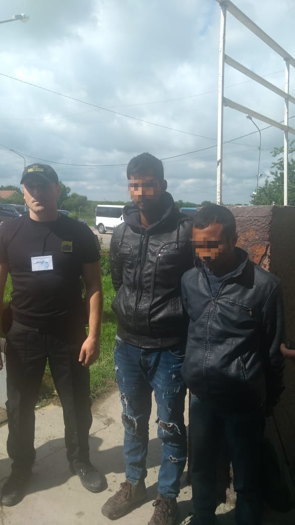 Прикордонники Мукачівського загону виявили двох іноземців, які ховались у причепі вантажівки.