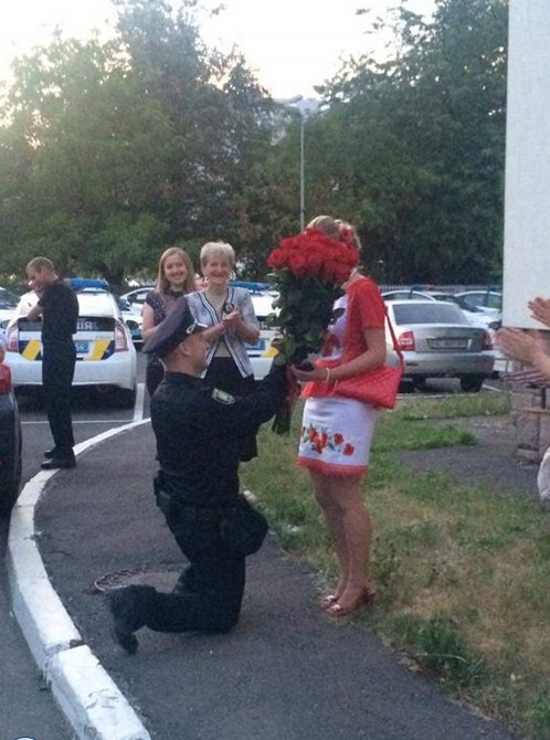 Під час присяги нової поліції у Львові один з поліцейських зробив пропозицію своїй дівчині на очах у всіх присутніх. 