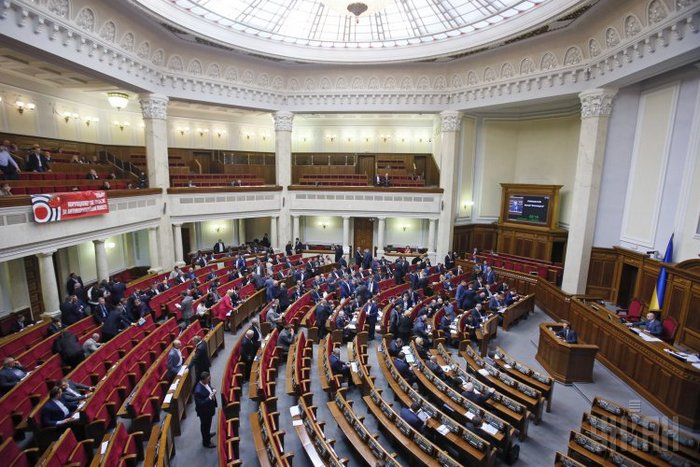 14 жовтня Верховна Рада України востаннє провела засідання у теперішньому складі. Попри бурхливу ситуацію навколо парламенту депутати спромоглись прийняти декілька рішень