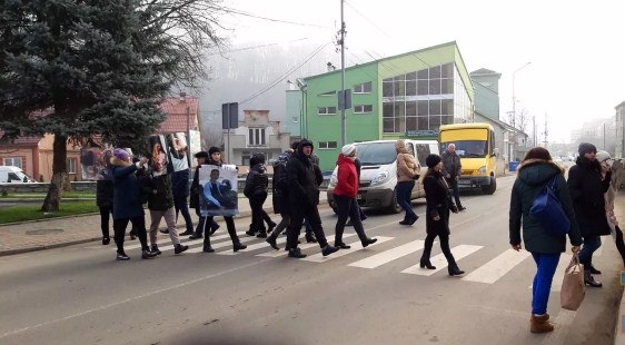 Акція протесту почалася біля Хустського районного суду. 