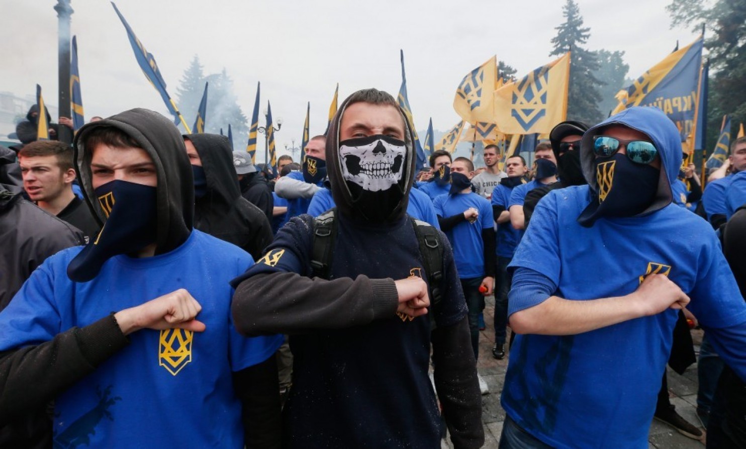 На тлі триваючої боротьби України з підтримуваними Росією сепаратистами Київ зіткнувся з новою загрозою свого довгострокового суверенітету - потужними правими ультранаціоналістичними групами.