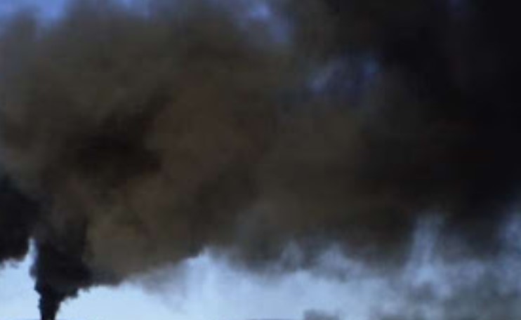 Сьогодні пообіді на околиці Мукачева зафіксували стовп густого чорного диму
