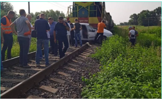 Поезд протаранил Daewoo, которым управляла 37-летняя женщина.