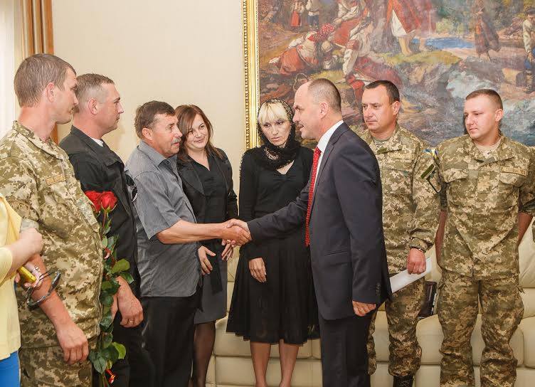 Сьогодні голова Закарпатської облдержадміністрації зустрівся із родинами загиблих бійців, аби вручити їм нагороди – ордени “За мужність”  ІІІ ступеня.
