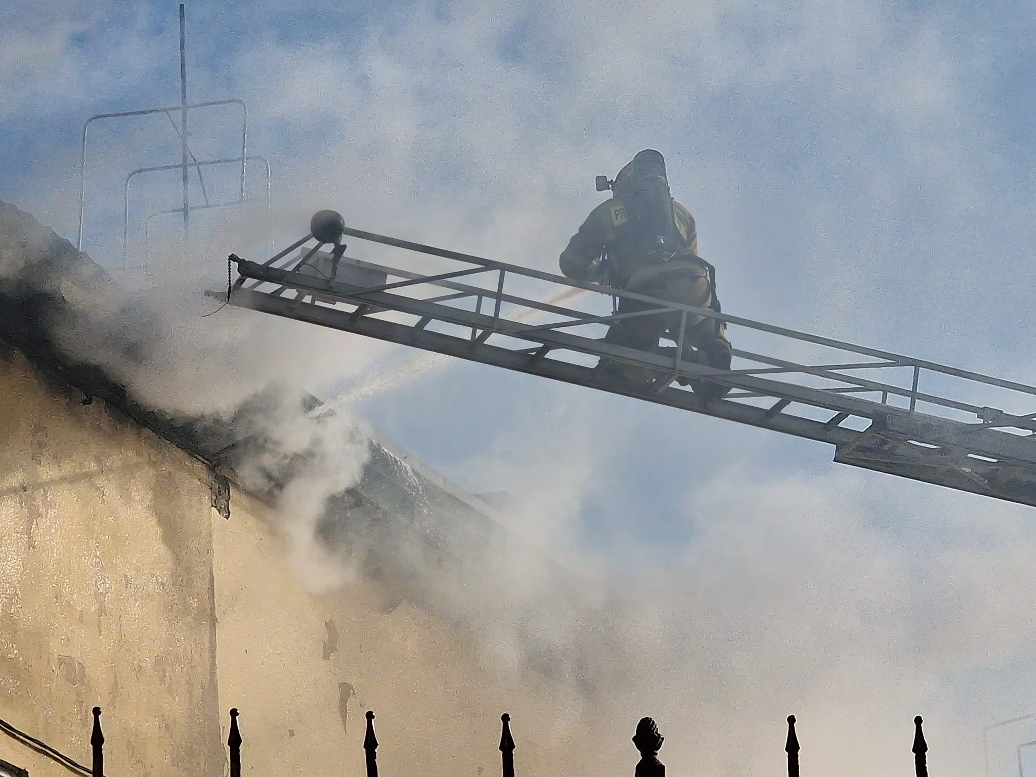 Вогнеборці Ужгорода ліквідовують пожежу, яка виникла у житловому будинку на вул. Гоголя. 