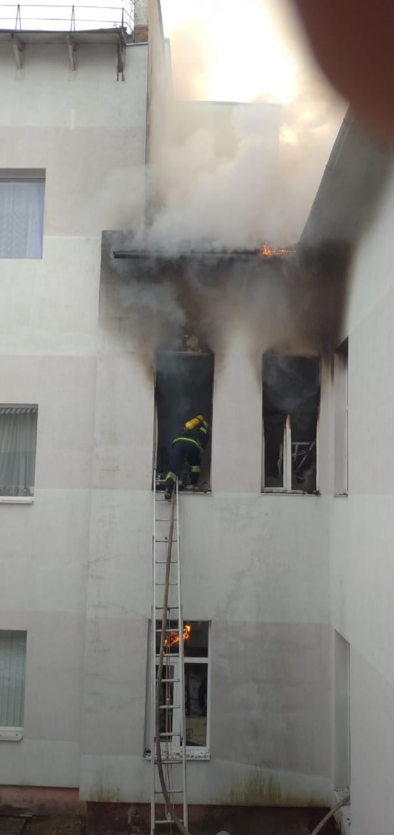 В Закарпатской области в Больнице Долина сгорело отделение для пациентов COVID, где утром вспыхнул пожар.