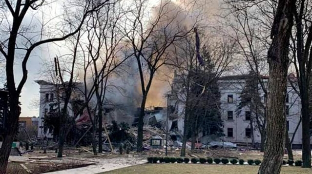 У Драматичному театрі Маріуполя внаслідок бомбардування російським літаком могли загинути близько 300 людей.
