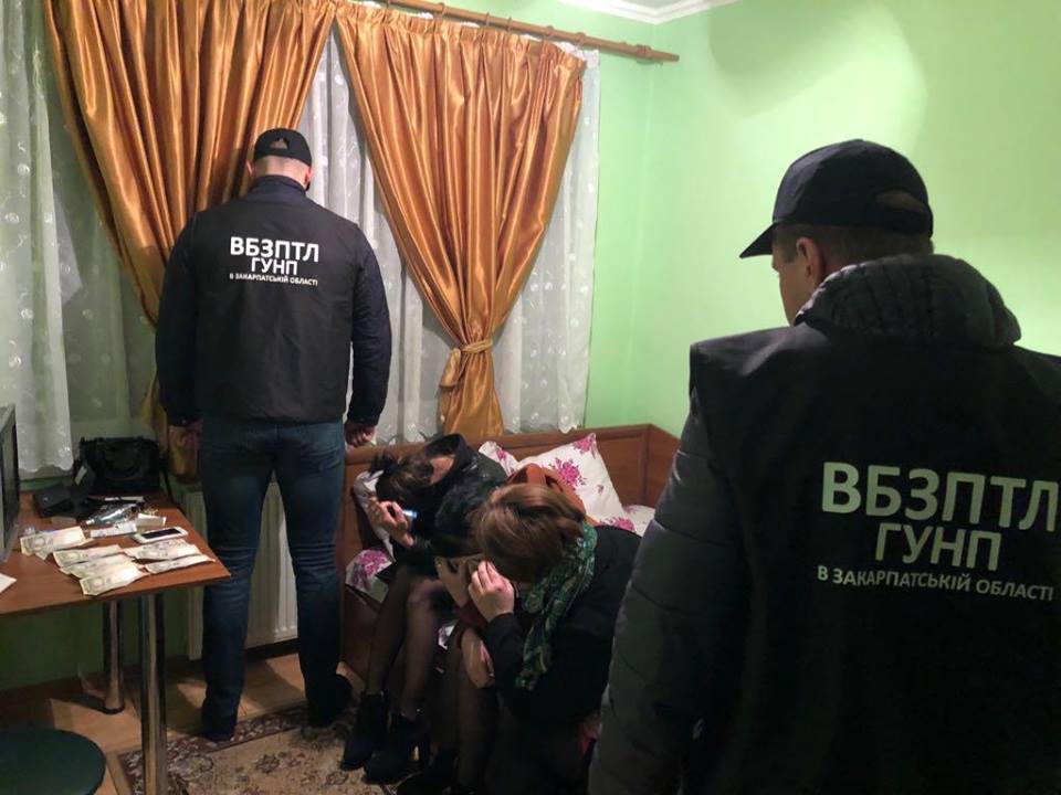Співробітники відділу боротьби зі злочинами, пов'язаними з торгівлею людьми, поліції в Закарпатській області та поліція Ірщавщини спільно провели спецоперацію та затримали 19-річну сутенерку.