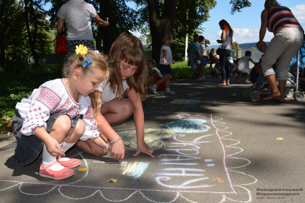 У рамках святкування Дня Незалежності в ужгородському парку дітям було запропоновано намалювати Україну такою, якою вони її уявляють.