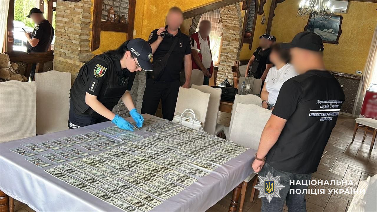 "$8000 за свободу": на Закарпатті спіймали медикиню, яка торгувала фальшивими довідками для втечі за кордон (ФОТО)