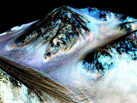 Вчені з'ясували, що темні смуги, які видно на Марсі, - це сліди потоків солоної води.