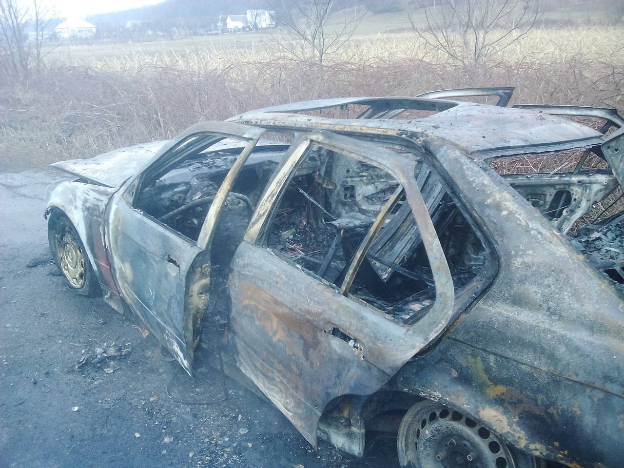 сегодня, 28 февраля, между селами Белки и Имстичево Иршавского района (Закарпатская область) на ходу загорелась BMW 1997 года выпуска.