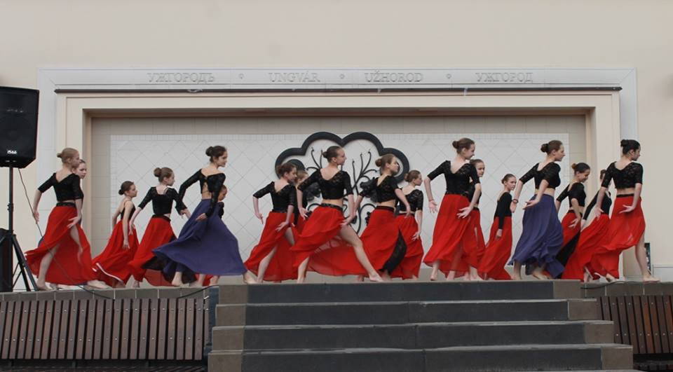 Флеш-моб та святковий концерт, присвячені Міжнародному дню танцю сьогодні, 24 травня, відбувся в Ужгороді. 