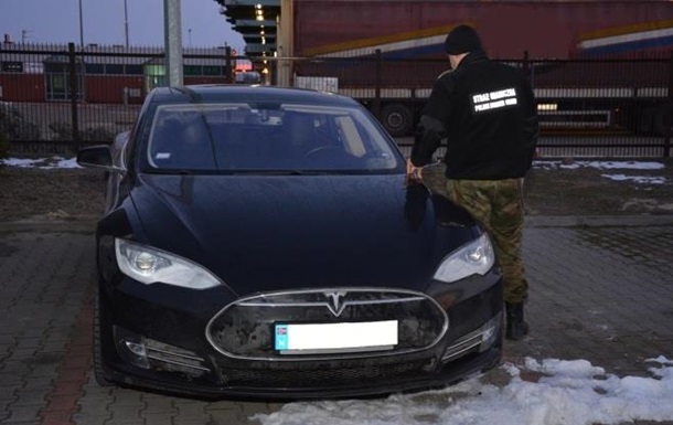 На кордоні затримали 41-річного громадянина України з викраденим електромобілем Tesla вартістю майже 82 тисячі євро.
