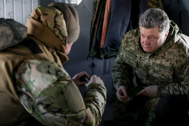 Президент України Петро Порошенко в Артемівську відвідав розташування виведених із Дебальцевого українських військових.

