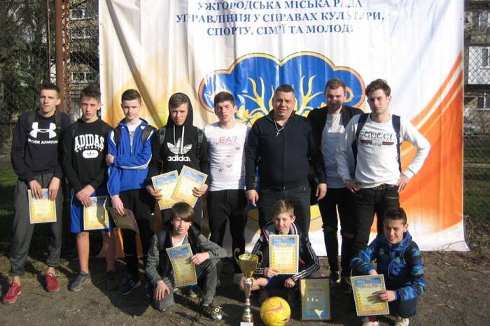 5 квітня на футбольному майданчику мікрорайону “Шахта” відбувся турнір з міні-футболу серед команд мікрорайонів міста Ужгород.
