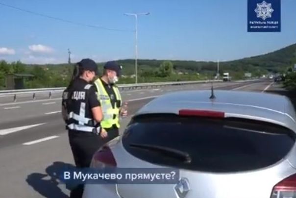 Добрий жест від української поліції. На Закарпатті правоохоронці зупиняють машини і пропонують водіям пляшку холодної воду, щоб впоратися зі спекою.