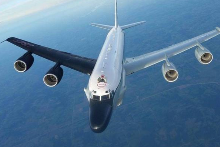 В небі були помічені два літаки розвідники RC-135S Cobra Ball.
